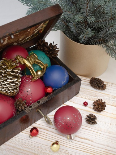 Елочный шар Queen с лентой, 8 см, зеленый фото 6 Елочный шар Queen с лентой, 8 см, зеленый фото 6